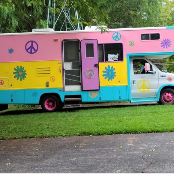 Bertha. Show some L❤️VE  silent show TODAY MONDAY 10/25 1037 am eastern - Picture 3 of 16